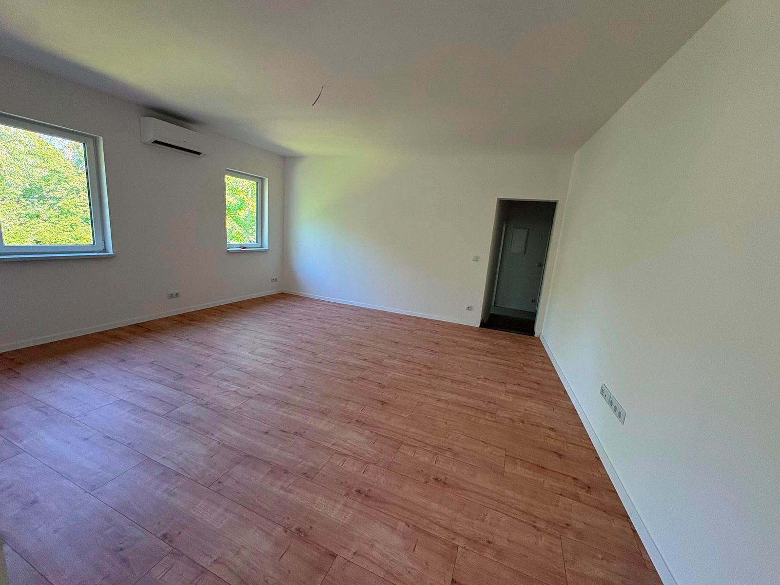 Modernes Bad mit bodengleicher Dusche, Wohnung 1 Hahnstätten