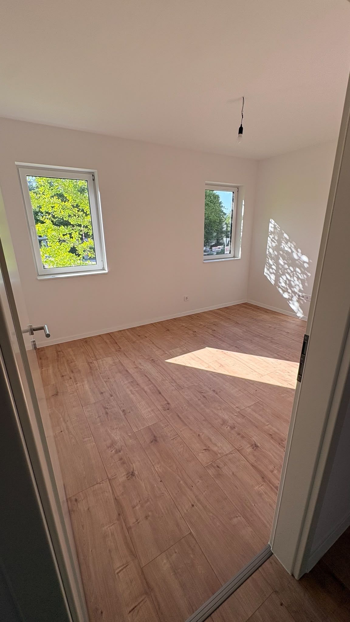 Helles Zimmer mit zwei Fenstern