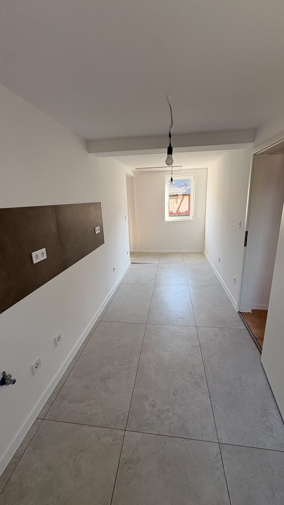 Flur mit Blick ins Zimmer